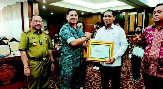 PENGHARGAAN: Ka BNNP Kalteng Brigjen Pol Drs. Sumirat Dwiyanto, M.Si memberikan penghargaan kepada Dirresnarkoba Polda Kalteng Kombes Pol Nono Wardoyo, S.IK dalam acara puncak HANI Tahun 2022, di Aula Eka Hapakat, Kantor Gubernur Kalteng, Senin (27/6).