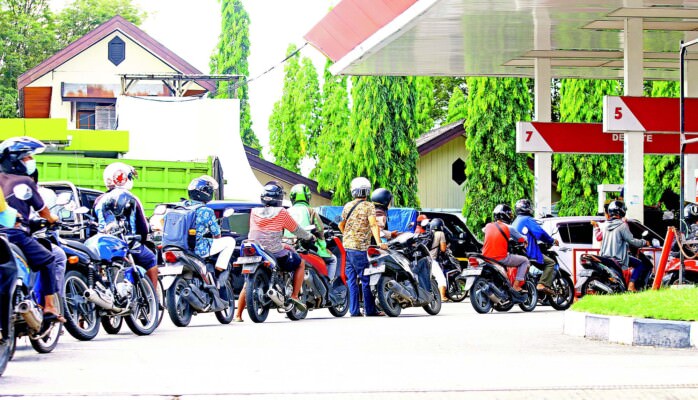 BERBURU BBM: Pengendara roda dua dan empat antre untuk mengisi BBM jenis pertalite di SPBU, Jalan Imam Bonjol, Palangka Raya, Kamis (2/6).