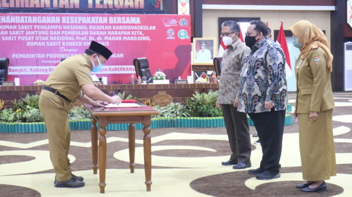 PENANDATANGANAN: Gubernur Kalteng H Sugianto Sabran menandatangani MoU antara Pemprov Kalteng dengan tiga RS pengampu jantung, kanker, dan strok di Aula Jayang Tingang, Kantor Gubernur Kalteng, Senin (4/7).