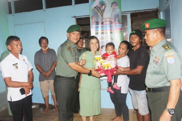BANTUAN KASAD : Dandim 1016 Palangka Raya Letkol Inf Frans Kishin Panjaitan didampingi Ketua Persit KCK Kodim 1016/Plk Susan FK Panjaitan menyerahkan bantuan Kasad Jenderal TNI Dudung Abdurachman kepada anak kategori stunting, Kamis (21/7).