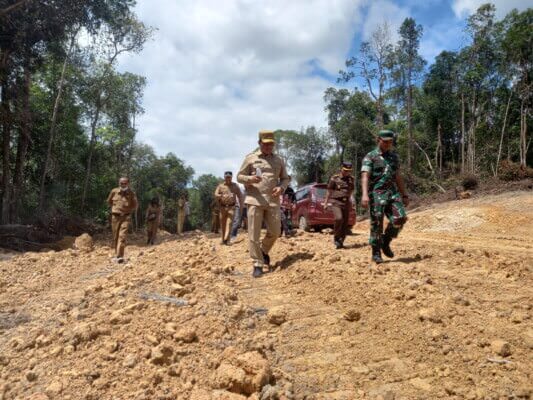 MENINJAU : Dandim 1017 Lamandau Letkol Inf Dwi Dipoyono bersama Bupati Hendra Lesmana dan forkopimda meninjau pembangunan jalan penghubung Desa Tamiang menuju Desa Beruta, Selasa (26/7)