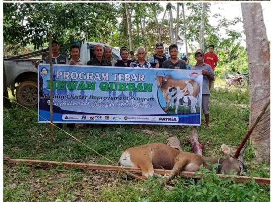 TEBAR HEWAN KURBAN  : Warga penerima Program Terbar Hewan Kurban dari PT Asmin Bara Bronang di momen Hari Raya Idul Adha.