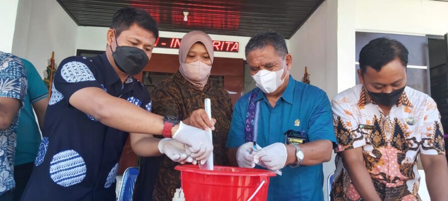 DILARUTKAN: Kajari Kobar Makrun SH MH melakukan pemusnahan narkoba dengan cara dilarutkan dengan cairan kimia di Halaman Kejari Kobar, belum lama ini.