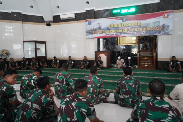 DOA BERSAMA : Korem 102 Panju Panjung dan jajaran menggelar doa bersama dalam rangka HUT ke-64 Kodam XII Tanjungpura, Senin (18/7).