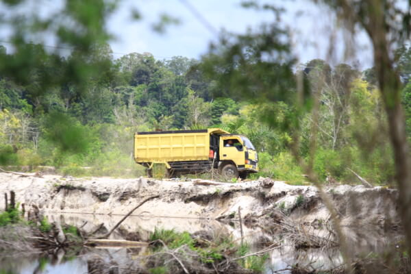 TETAP OPERASIONAL: Sebuah truk pengangkut pasir dan tanah urug saat melewati area tambang pasir di Jalan Tjilik Riwut Km 19, Palangka Raya, Selasa (19/7).