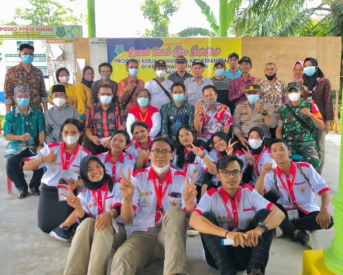 MAHASISWA KKN : Lurah Mandomai, Kapuas, Babinsa, dan tokoh masyarakat bersama mahasiswa KKN Kebangsaan X tahun 2022, selesai acara ramah tamah.