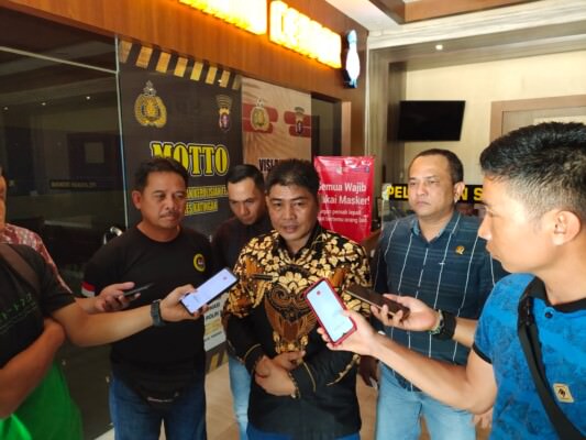 BUKTI LAPORAN: Wakil Ketua I DPRD Katingan Nanang Suriansyah memperlihatkan bukti laporan polisi terhadap Kepala Disporbudpar Risnaduar di Polres Katingan, Sabtu (23/7).