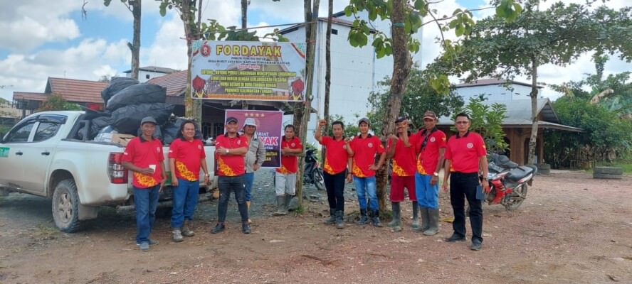 KOMPAK: Pengurus Fordayak Sektor Desa Buhut Jaya setelah melaksanakan kebersihan lingkungan di Jalan dalam desa, Minggu (24/7).