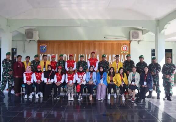 FOTO BERSAMA : Dandim 1011 Kuala Kapuas Letkol Kav Ferdiansyah foto bersama saat ramah tamah dan silaturahmi bersama mahasiswa KKN Kebangsaan di Aula Makodim 1011/Klk, Senin (25/7).