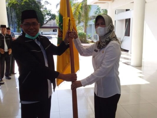PELEPASAN : Penjabat Bupati Barito Selatan Lisda Arriyana saat melepas kontingen Barsel yang akan mengikuti MTQ tingkat Provinsi Kalimantan Tengah.