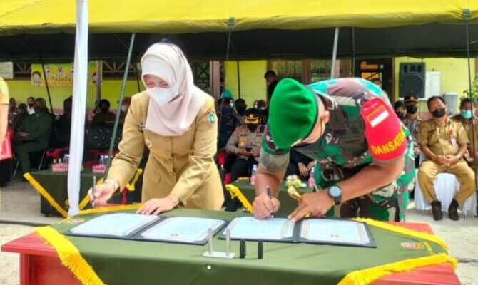 TANDA TANGAN : Dandim 1012 Buntok Letkol Inf Hendro Wicaksono bersama Pj Bupati Barsel Lisda Arriyana menandatangani berita acara pelaksanaan TNI Manunggal Membangun Desa (TMMD) ke-114 Kodim 1012/Btk, Selasa (26/7).