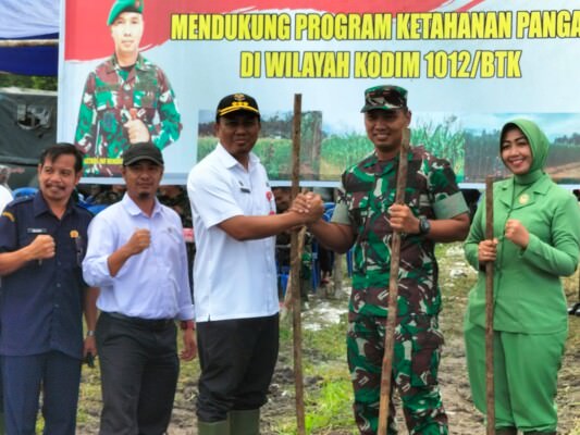 MENDUKUNG : Asisten I Setda Barito Selatan Yoga P Utomo berada di Desa Pamangka, Kecamatan Dusun Selatan untuk memberikan dukungan penuh kepada Kodim 1012 Buntok dalam penanaman jagung.