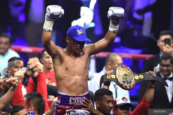 SELEBRASI : Petinju Indonesia Daud Yordan saat selebrasi setelah menang setelah menang TKO atas petinju Thailand, Panya Uthok, Jumat (1/7).