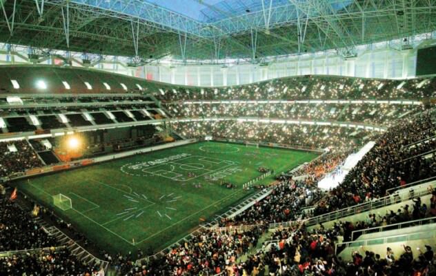 KAPASITAS BESAR : Suasana di Jakarta International Stadium (JIS) saat grand launching, Minggu malam (24/7).