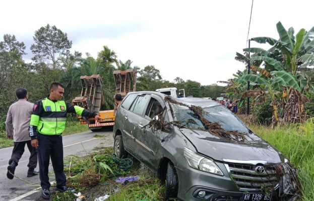 Kondisi mobil Toyota Innova KH 1326 BE yang mengalami kecelakaan tunggal di Desa Sakakajang dan merenggut enam nyawa, Minggu (17/7/2022). FOTO: IST