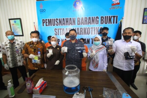Pemusnahan barbuk narkoba di kantor BNNP Kalteng, Selasa (19/7). Foto: denar/kalteng pos