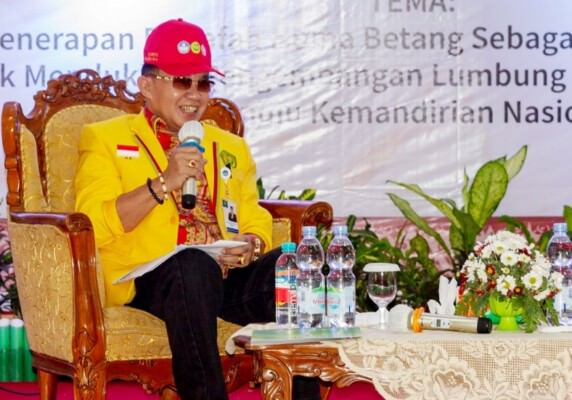 Rektor UPR, Dr. Andrie Elia, SE., M.Si saat memberikan pembekalan di Aula Palangka UPR, Selasa (19/7/2022).