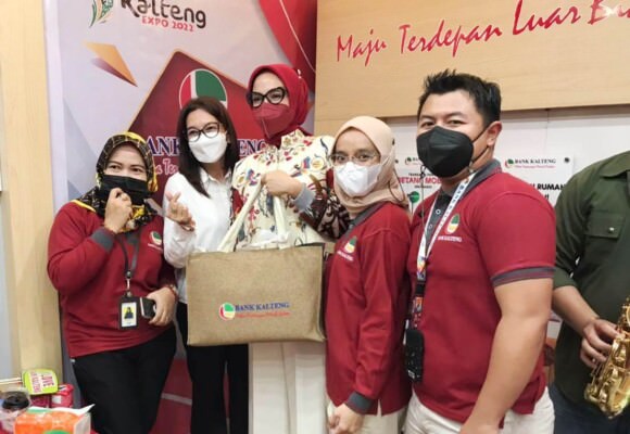 KUNJUNGI STAN: Ketua TP PKK Kalteng Yulistra Ivo Sugianto Sabran saat mengunjungi stan Bank Kalteng. Foto: Bank Kalteng Untuk Kalteng Pos