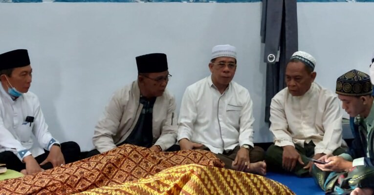 Ketua Tanfidziyah PWNU Kalteng Dr HM Wahyudie F Dirun, Rois Syuriah KH Chairudin Halim, dan Katib Syuriah KH Wahid Aha melayat ke rumah duka, kemarin.