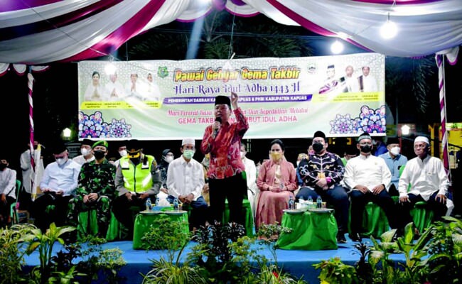 SAMBUTAN: Bupati Kapuas Ben Brahim S Bahat menyampaikan sambutan saat pelaksanaan pelepasan Pawai Gema Takbir dalam rangka memeriahkan Hari Raya Iduladha 1443 Hijriah, di halaman Rumah Jabatan Wakil Bupati Kapuas, Sabtu (9/7).