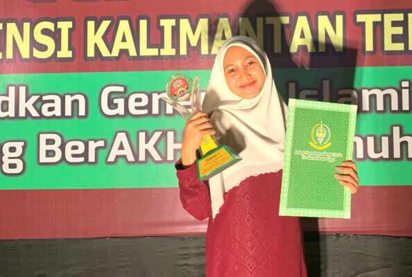 PEREMPUAN KREATIF: Khairunnisa Fathya Sari berhasil menjadi yang terbaik pada lomba kategori kaligrafi kontemporer MTQH XXX tingkat Provinsi Kalteng tahun 2022. INSET: Hasil karya Fathya yang berhasil memikat para juri.