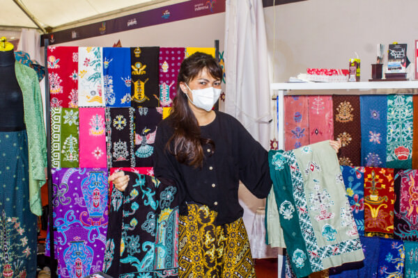 BATIK LOKAL: Berbagai macam warna batik motif Benang Bintik diperagakan pada festival UMKM dan Pariwisata Pesona Tambun Bungai di Gedung KONI Kalteng pada Sabtu (6/8).