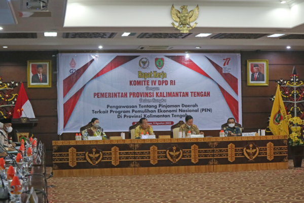 RAPAT BERSAMA SENATOR: Staf Ahli Gubernur Suhaemi (dua dari kanan) menerima kunjungan kerja Komite IV DPD RI di Aula Eka Hapakat, Kantor Gubernur Kalteng, Selasa (9/8).