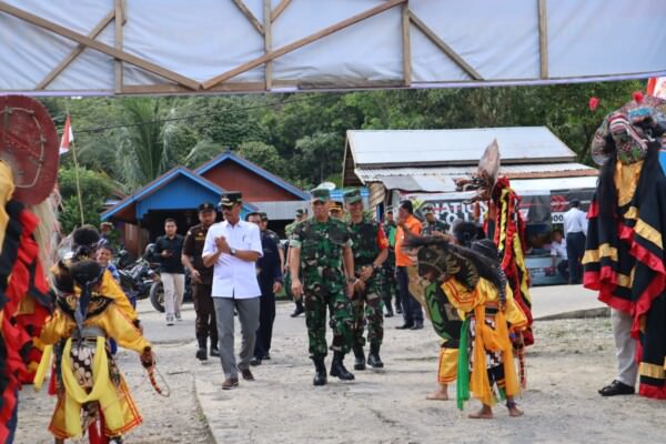 KUDA LUMPING : Kesenian tradisional kuda lumping ikut memeriahkan upacara penutupan TMMD 114 Kodim 1013/Mtw di Kelurahan Jingah, Kecamatan Teweh Baru, Rabu (24/8).