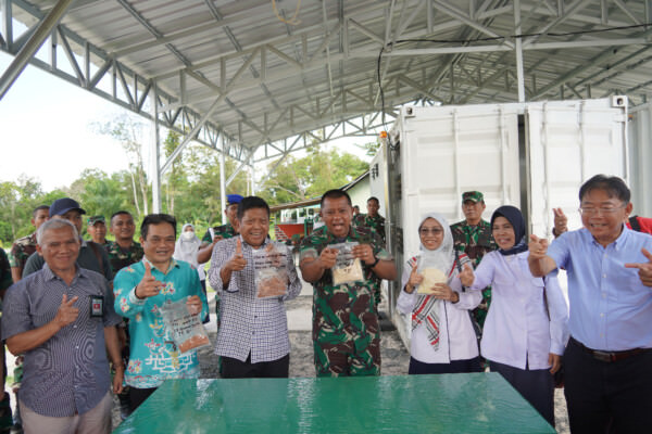 MENYAKSIKAN : Anggota Komisi IV DPR RI Mindo Sianipar bersama Danrem 102/Pjg Brigjen TNI Yudianto Putrajaya menyaksikan proses pengolahan ekstrak albumin ikan gabus di Yonif R 631/Atg, Sabtu (20/8).