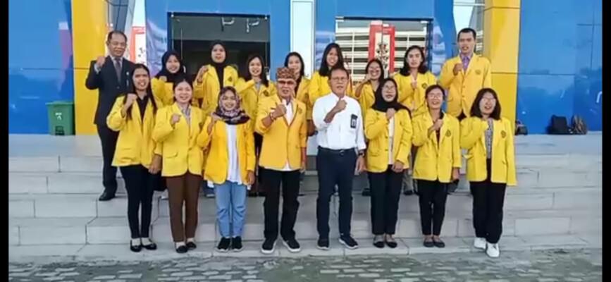 PELEPASAN  : Rektor UPR Dr Andrie Elia dan Wakil Rektor Bidang Akademik Prof Dr Salampak bersama 14 mahasiswa yang akan berangkat ke sejumlah kampus untuk belajar dalam rangka program MBKM.