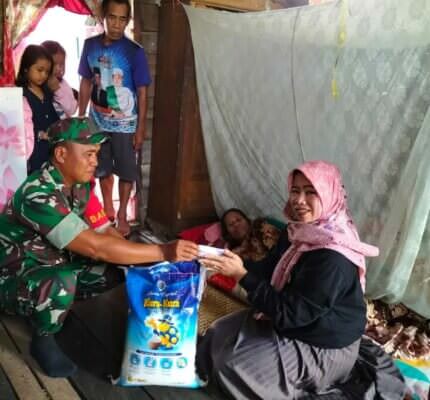 BANTUAN : Babinsa Koramil 1015-07 Mentaya Hilir Utara menyalurkan bantuan sembako kepada warga di Desa Bagendang Tengah dan Hilir, Sabtu (30/7).