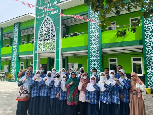 LOLOS KE NASIONAL: Kepala MTsN 1 Palangka Raya Rita Sukaesih bersama guru pendamping dan siswa yang ikut dalam kompetisi Kihajar STEM.
