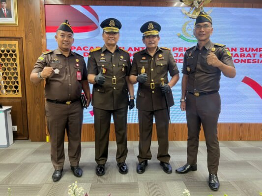 SIAP BERTUGAS: Kajati Kalteng yang baru Pathor Rahman SH MH (dua dari kanan) bersama Kajati Kalteng yang lama Iman Wijaya SH MHum usai dilantik di Auditorium Gedung Menara Kartika Adhyaksa, Jakarta, kemarin (22/8).