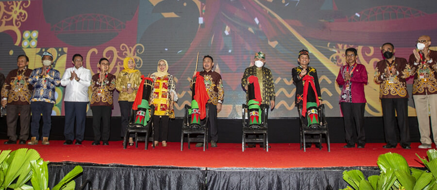 BANGKIT INDUSTRI SAWIT: Gubernur Kalteng H Sugianto Sabran, Gubernur Kaltim Isran Noor, dua orang gubernur di Pulau Kalimantan hadir dalam acara Borneo Forum ke-5 yang digelar oleh Gapki, kemarin (24/8). (FOTO: AGUS PRAMONO/KALTENG POS)