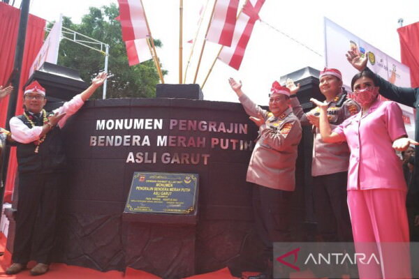 MONUMEN BENDERA  : Gubernur Jawa Barat Ridwan Kamil (kiri) bersama Kepala Kepolisian Daerah Jawa Barat Irjen Pol Suntana (ketiga kanan) meresmikan Monumen Pengrajin Bendera Merah Putih Asli Garut di Alun-alun Leles, Kabupaten Garut, Jawa Barat, Senin (22/