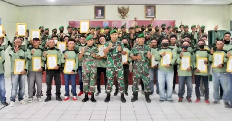 BELA NEGARA : Komandan Kodim 1012 Buntok Letkol Inf Hendro Wicaksono foto bersama setelah memberikan penghargaan serta menutup pelatihan bela negara di Aula Makodim 1012/Btk, Kamis (11/8).