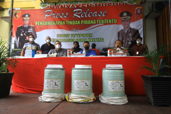 DIAMANKAN: Jajaran Ditreskrimsus Polda Kalteng mengamankan bahan kimia jenis sianida Jalan Temanggung Tilung II Palangka Raya, kemarin (30/8).