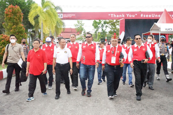 DUKUNG UCI : Danrem 102 Panju Panjung Brigjen TNI Yudianto Putrajaya bersama pejabat lainnya mendampingi Menteri Pemuda dan Olahraga Zainudin Amali saat akan membuka UCI MTB Eliminator Wolrd Cup 2022 di kompleks Stadion Tuah Pahoe, Palangka Raya, Minggu (