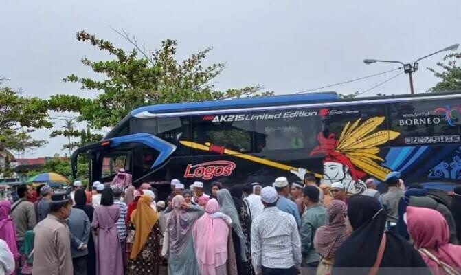 TIBA DI BUNTOK : Sebanyak 61 jemaah haji asal Barito Selatan saat tiba di Kota Buntok, Minggu (31/7).