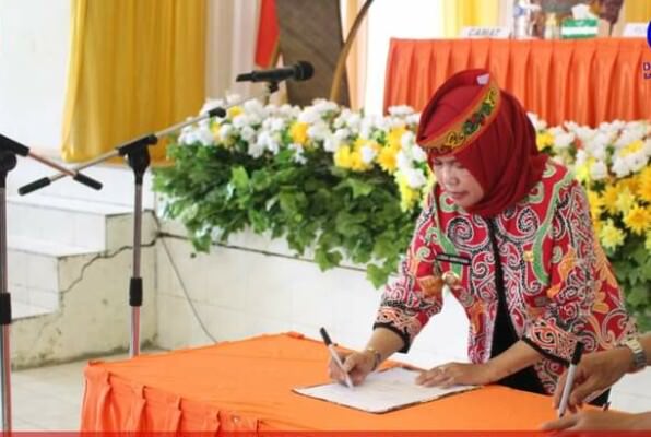 TANDA TANGAN : Penjabat Bupati Barito Selatan Lisda Arriyana saat menandatangani surat pelantikan damang kepala adat di Kecamatan Gunung Bintang Awai, beberapa waktu lalu