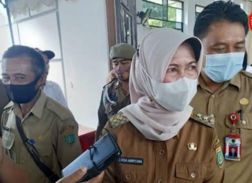 WAWANCARA : Penjabat Bupati Barito Selatan Lisda Arriyana diwawancarai wartawan usai menghadiri sidang paripurna di Gedung Graha Pena DPRD Barsel, beberapa waktu lalu.