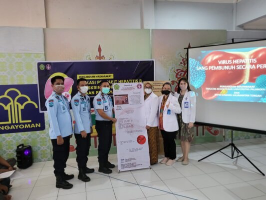 FOTO : TIM PENGABDIAN MASYARAKAT PENYULUHAN - Tim Pengabdian Masyarakat Fakultas Kedokteran UPR dan PAPDI cabang Kalimantan Tengah, ketika membagikan x-banner yang diterima langsung oleh Kalapas Narkotika Kelas II A Kasongan Ahmad Hardi Bc.IP,S.H,MM, di k