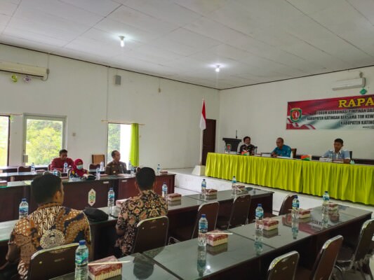 FOTO : JERI / KALTENG POS RAPAT - Sekda Kabupaten Katingan Pransang ketika memimpin rapat Forum Koordinasi Pimpinan Daerah Kabupaten Katingan bersama Tim Kewaspadaan Kabupaten Katingan di aula Badan Kesbang Pol Kabupaten Katingan, Kamis (4/8).