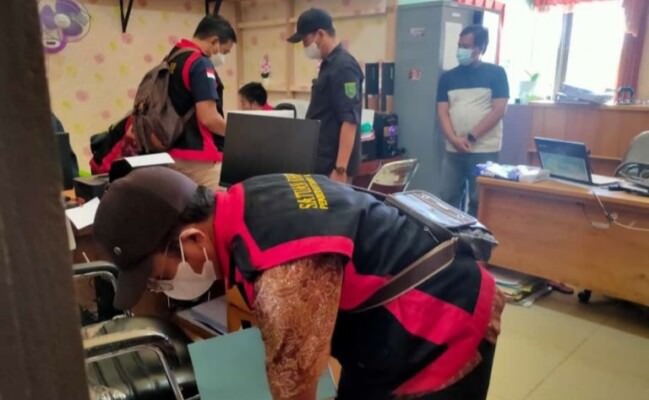 Tim Kejaksaan saat melakukan penyitaan dan penggeledahan pada Dinkes Barsel