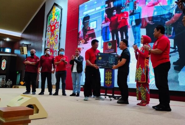 LAUNCHING: Plt PT Bank Kalteng A Selanorwanda bersama Gubernur Kalteng H Sugianto Sabran melaunching empat produk PT Bank Kalteng di Aula Jayang Tingang Kantor Gubernur Kalteng, Minggu (28/8). Foto: Anisa/Kalteng Pos