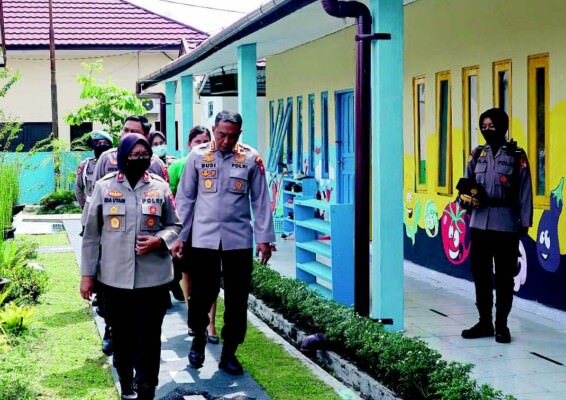 TINJAU: Kapolresta Palangka Raya Kombes Pol. Budi Santosa mendampingi Wakapolda Kalteng Brigjen Pol. lda Oetari  Poernamasasi meninjau TK Kemala Bhayangkari 20, kemarin.