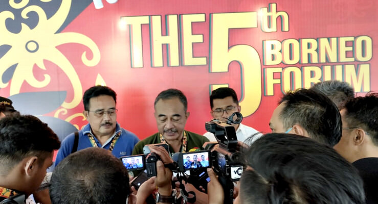 KOMITMEN: Ketua Gapki Kalteng Dwi Dharmawan memberikan keterangan pers. (FOTO: PANITIA UNTUK KALTENG POS)