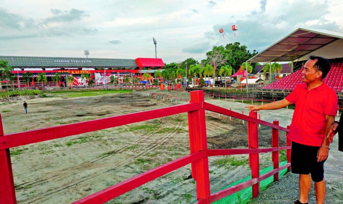 MONITORING: Ketua OC UCI MTB Eliminator Word Cup 2022 seri-8 H Agustiar Sabran saat tinjauan sirkuit kejuaraan dunia balap sepeda gunung di kompleks Stadion Tuah Pahoe, Palangka Raya, Selasa (23/8).
