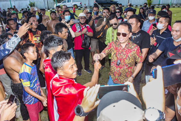 BONUS TAMBAHAN: Ketua DAD Kalteng H Agustiar Sabran memberikan hadiah tambahan kepada peserta, Kamis (18/8).