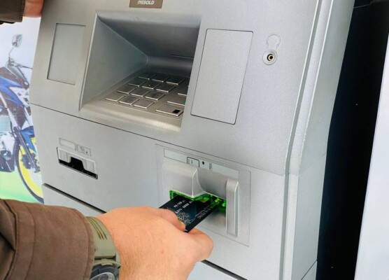 ILUSTRASI : Nasabah memasukkan kartu ATM pada mesin ATM Bank Kalteng.
